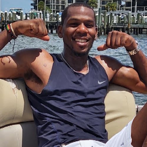 It's alot of low ballers on Poshmark‼️😏 - Picture 9 of 11